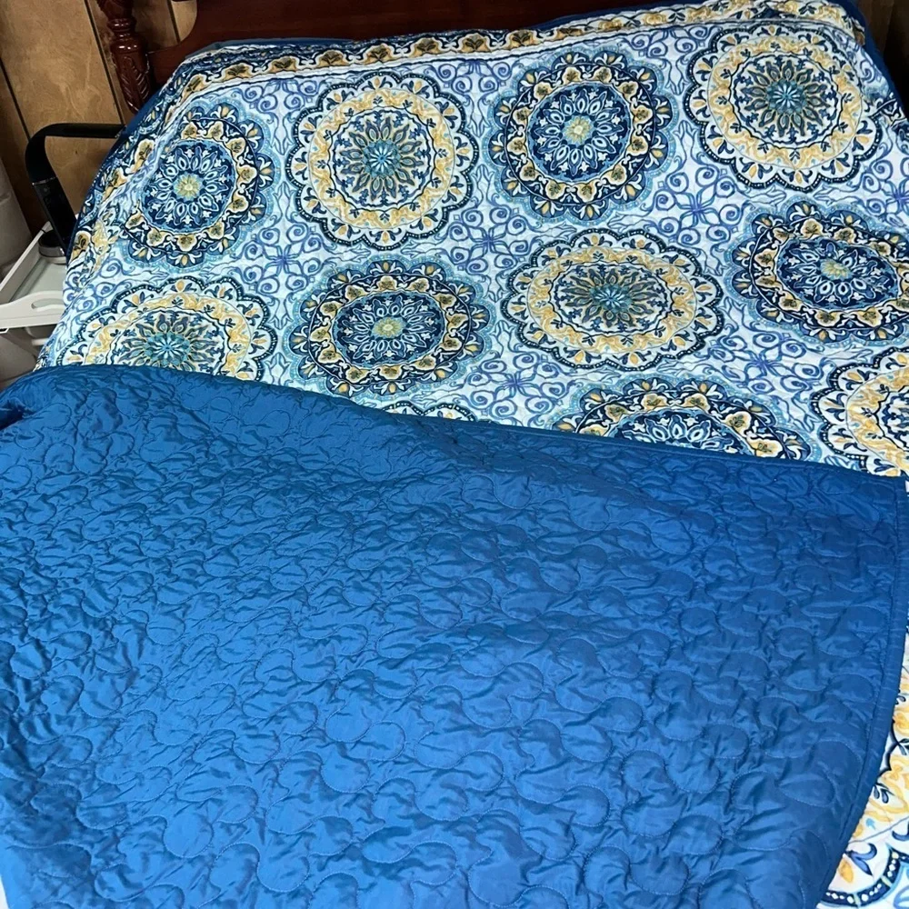 Madison Park Moraga 3-Pc Reversible Quilt Set With Two Pillow Cases. Size King